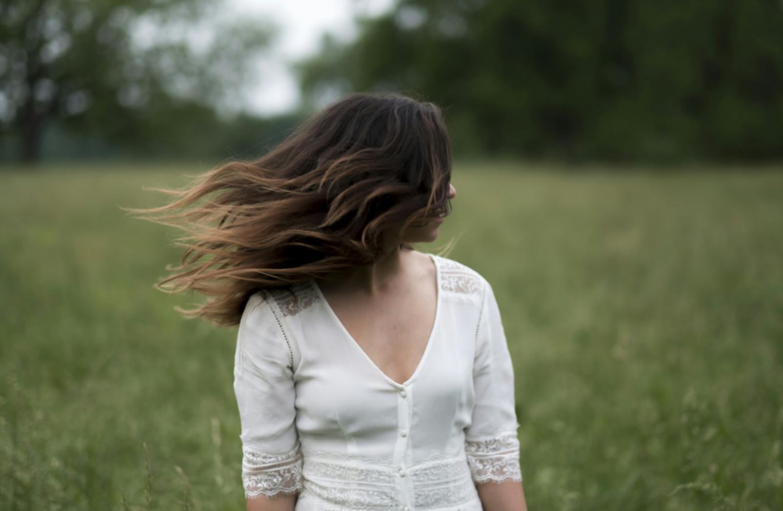 Ambiente professionale per la cura e l'analisi della texture dei capelli
